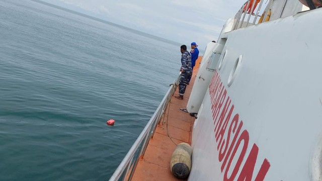 Tim SAR Timika dalam proses pencarian KM Kalimas 04 di perairan Timika-Agats. (Dok SAR Timika)