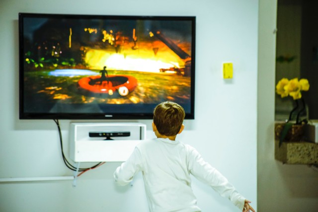 Ilustrasi seorang anak sedang menonton TV LED. Foto: Pexels.com