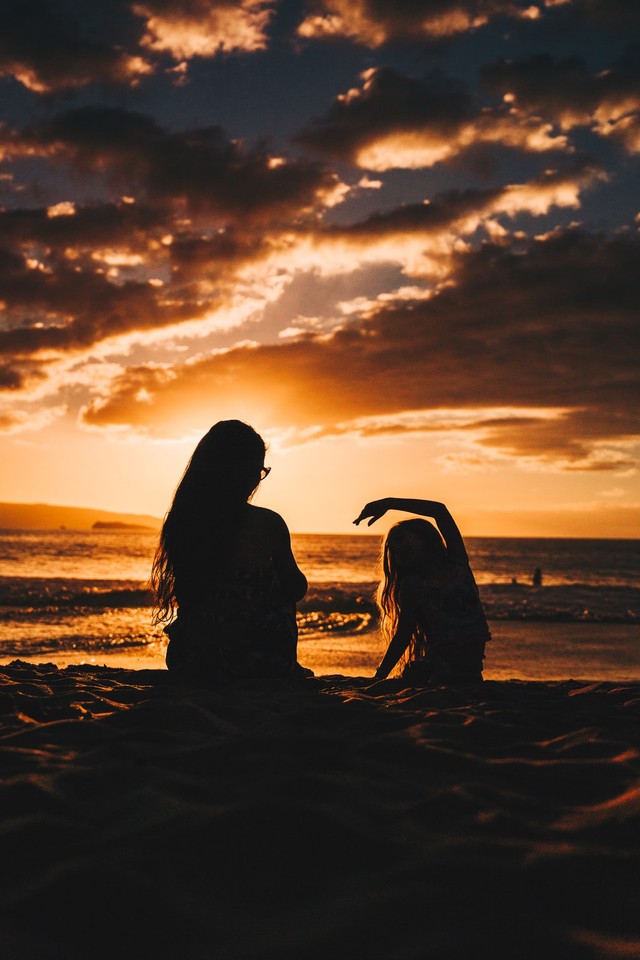 Foto Ibu dan Anak Perempuannya Menikmati Sunset/Sumber: Unsplash