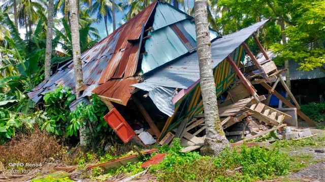 Sejumlah rumah rusak akibat gempa bumi berkekuatan magnitudo (M) 7,4 di Desa Sambali, Kecamatan Pasimarannu, Kabupaten Kepulauan Selayar, Sulawesi Selatan, Rabu (15/12/2021).  Foto: Basarnas via Antara Foto