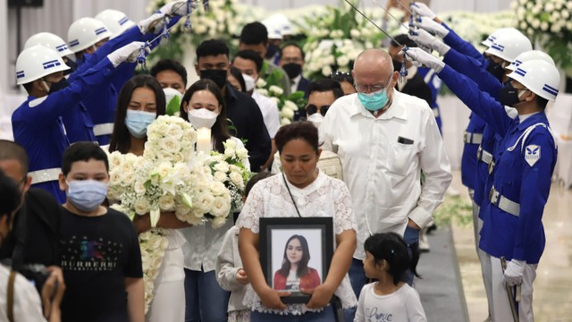 Keluarga mengiringi jenazah selebgram Laura Anna untuk di kremasi di Grand Heaven, Jakarta, Kamis, (16/12). Foto: Ronny/Kumparan