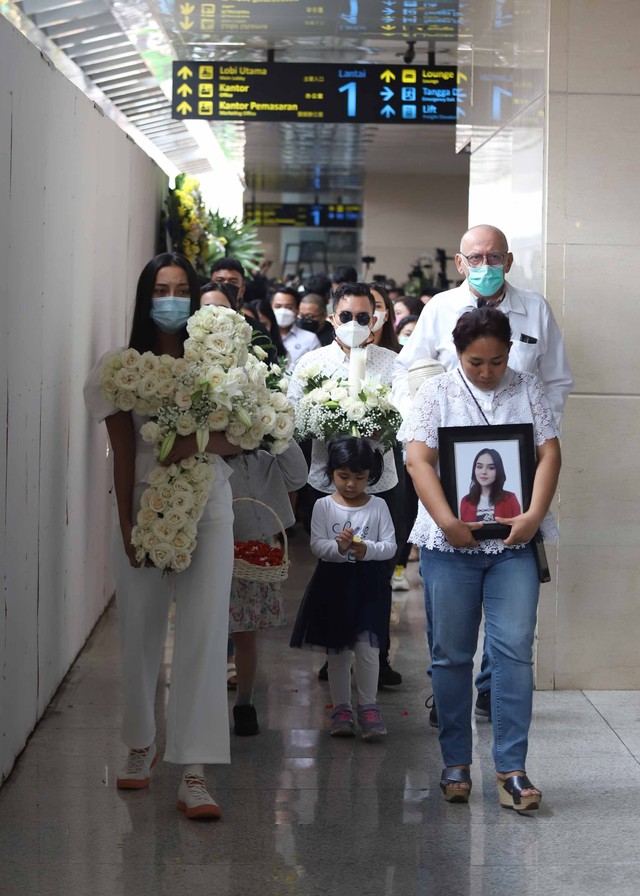 Keluarga mengiringi jenazah Laura Anna untuk dikremasi di Grand Heaven, Jakarta, Kamis, (16/12). Foto: Ronny