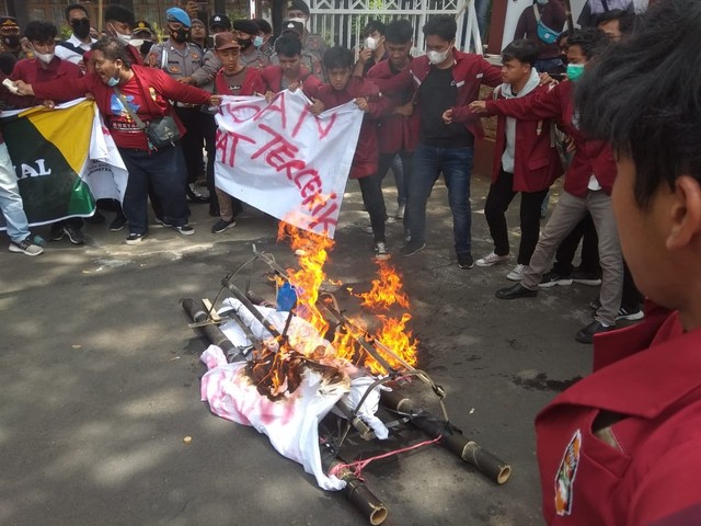 Aksi unjuk rasa mahasiswa di Gedung DPRD Kabupaten Kuningan, Jawa Barat, diwarnai kericuhan. (Andri)