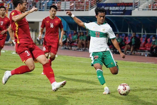 Pemain Timnas Indonesia Pratama Arhan duel dengan pemain Vietnam. Foto: PSSI