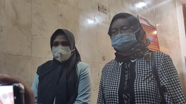 Mantan istri Bambang Pamungkas, Amalia Pujiwati (kiri) bersama kuasa hukumnya, Wati Ali Nurdin (Kanan) usai diperiksa di Mapolda Metro Jaya, Kamis (16/12). Foto: Jonathan Devin/kumparan