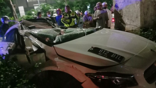Kecelakaan tunggal sebuah mobil di depan Hotel Mulia Senayan, Jakarta, Jumat (17/12) dini hari. Foto: Twitter/@TMCPoldaMetro