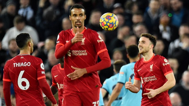 Pemain Liverpool Diogo Jota berselebrasi usai mencetak gol pertama mereka saat hadapi Newcastle United di Stadion Anfield, Liverpool, Inggris, Kamis (16/12).  Foto: Peter Powell/REUTERS