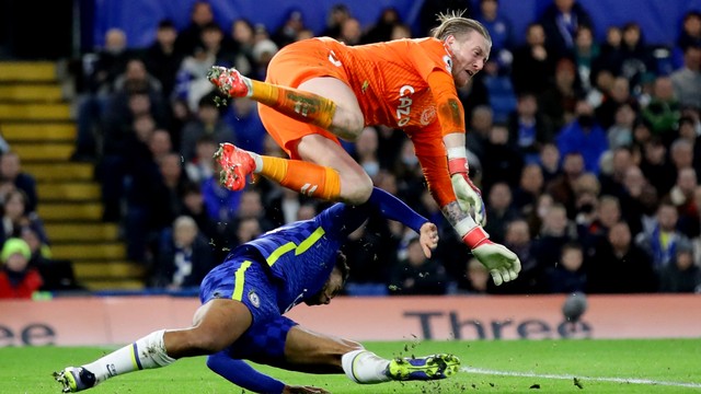 Pemain Chelsea Reece James beraksi dengan Kiper Everton Jordan Pickford di Stadion Stamford Bridge, London, Inggris, Kamis (16/12). Foto: David Klein/REUTERS