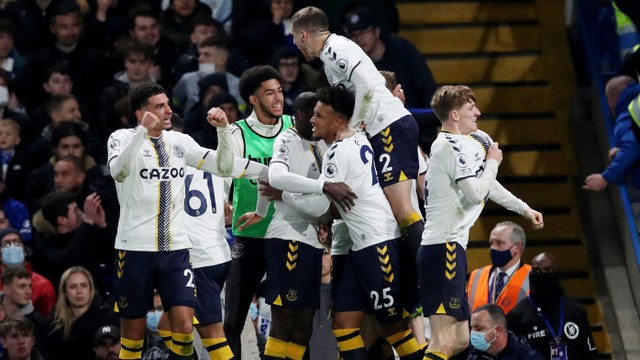 Pemain Everton Jarrad Branthwaite berselebrasi dengan rekan setimnya usai mencetak gol pertama mereka ke gawang Chelsea di Stadion Stamford Bridge, London, Inggris, Kamis (16/12). Foto: David Klein/REUTERS