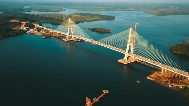 Jembatan Pulau Balang yang menghubungkan Balikpapan di lokasi ibu kota baru di Penajam Paser Utara, Kalimantan Timur. Foto: Hutama Karya