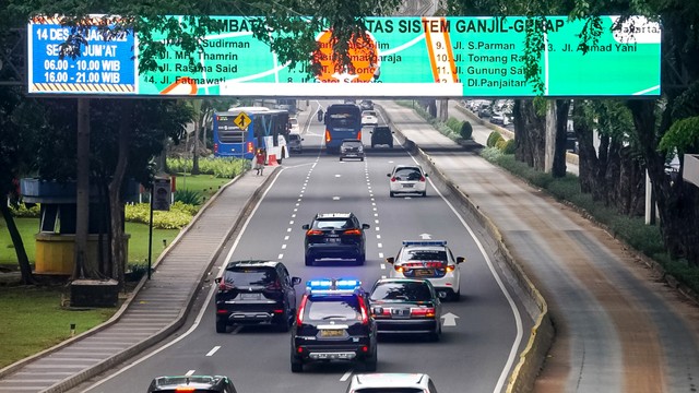 Sejumlah kendaraan melintas di kawasan Ganjil Genap di Senayan, Jakarta. Foto: Iqbal Firdaus/kumparan