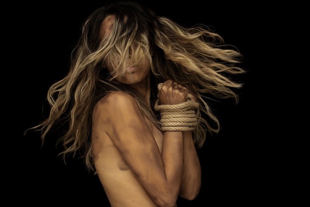 https://pixabay.com/id/photos/wanita-perbudakan-tali-telanjang-2333327/?download