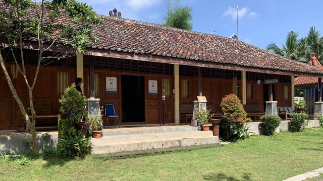 Showroom di Kampung Batik Giriloyo.
 Foto: Anggita Aprilyani/kumparan