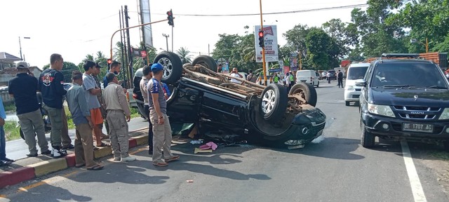 Mobil Sekda Lampung Timur Terguling, Ini Kondisinya Pasca Kecelakaan Lalu Lintas (1)