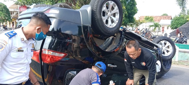 Mobil Sekda Lampung Timur Terguling, Ini Kondisinya Pasca Kecelakaan Lalu Lintas (2)