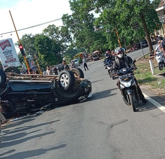 Mobil Sekda Lampung Timur Terguling, Ini Kondisinya Pasca Kecelakaan Lalu Lintas (3)