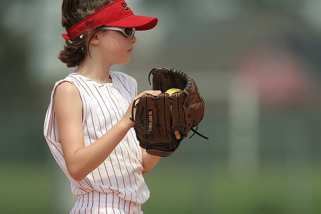 Seorang Pitcher dalam Permainan Softball. (Foto: Pixabay.com/KeithJJ) 