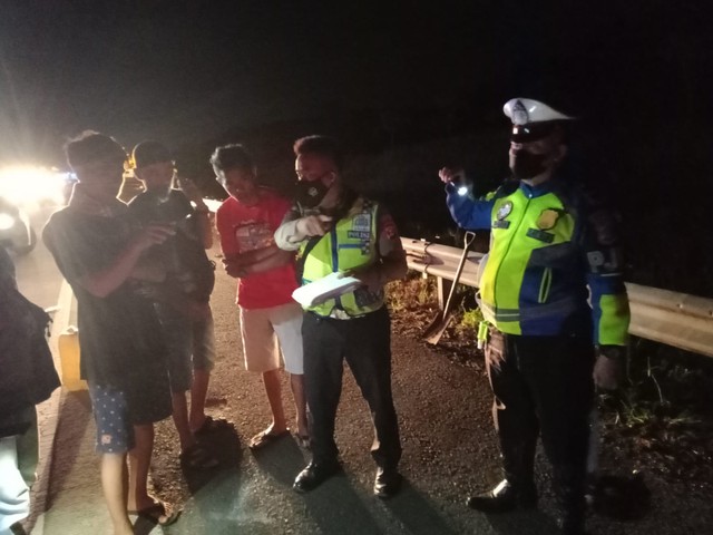 Lagi Perbaikan Mobil, 2 Warga Tanggamus, Lampung, Tewas di Tempat Ditabrak Truk (1)