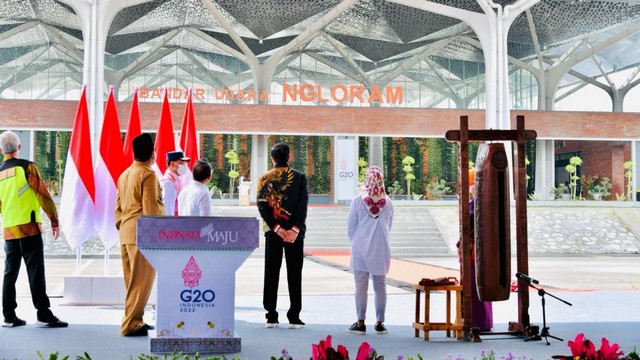 Presiden RI Joko Widodo (Jokowi) saat meninjau Bandara Nglora, di Kabupaten Blora, Jawa Tengah. Jumat (17/12/2021). (foto: dok istimewa)