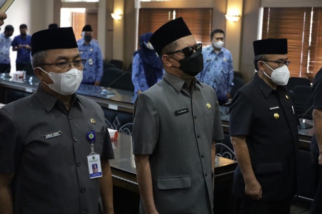 Dr Elon Carlan MPd (tengah) saat dilantik sebagai Kepala Dinas Tenaga Kerja dan Transmigrasi (Disnakertrans) Kabupaten Kuningan, Jawa Barat. (Andri)