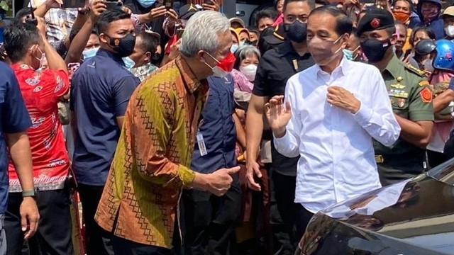 Gubernur Jateng Ganjar Pranowo mendampingi Presiden Jokowi menyapa warga di Blora, Jumat (17/12).  Foto: Dok. Istimewa