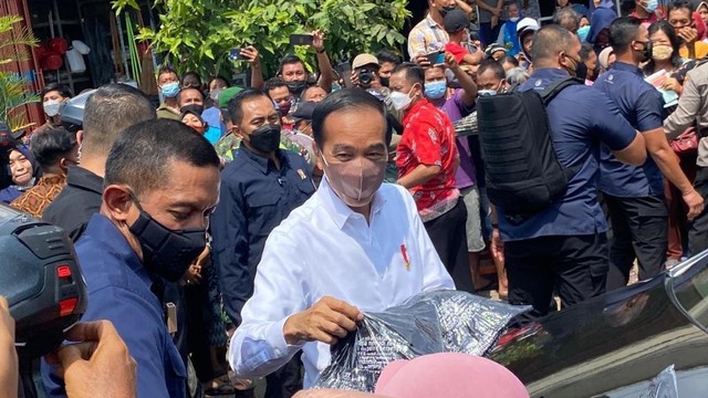 Presiden Jokowi menyapa warga di Blora, Jumat (17/12).  Foto: Dok. Istimewa