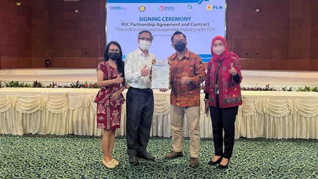 Reckitt Indonesia melakukan penandatanganan perjanjian kerja sama dengan PLN. Foto: Dok. Istimewa