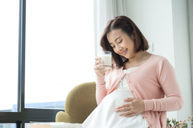 Ilustrasi ibu hamil minum susu. Foto: Shutterstock 