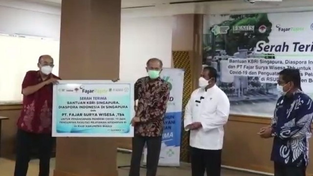 Acara serah terima bantuan 12 generator oksigen dari KBRI Singapura dan diaspora Indonesia di Singapura, Bekasi, Jumat (17/12). Foto: Dok. KBRI Singapura
