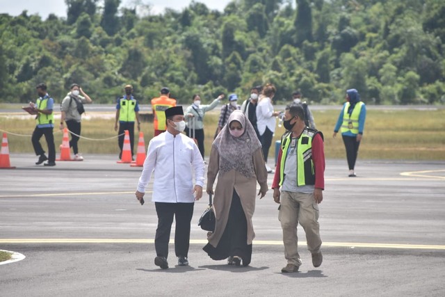 Wagub Kalbar Ria Norsan menjadi salah satu penumpang perdana penerbangan komersial di Bandara Tebelian Sintang. Foto: Dok. Prokopim Sintang