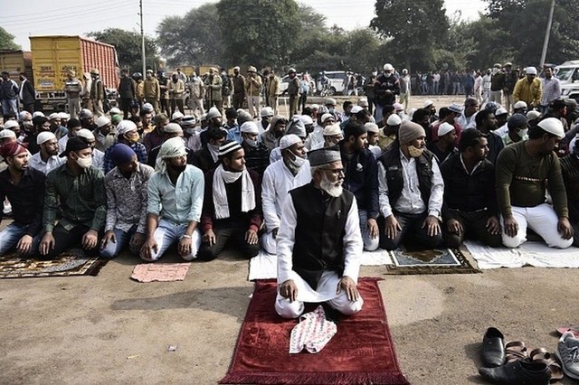 Umat Muslim menunaikan salat Jumat dengan pengamanan polisi di Gurgaon.