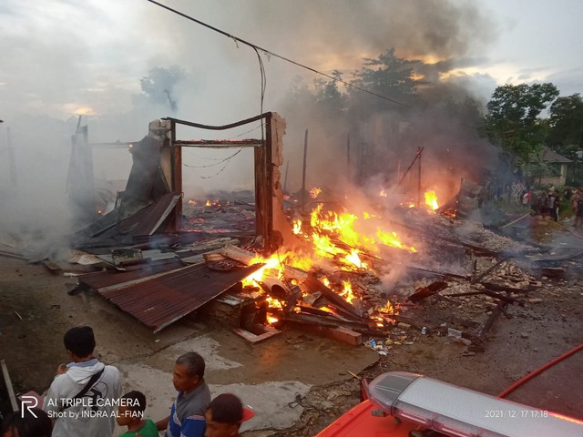 5 Kios di Pasar Niaga Desa Sumber Agung, Kecamatan Pangkalan Lada, Kabupaten Kotawaringin Barat, dilalap si jago merah. Foto: Indra Alfian.