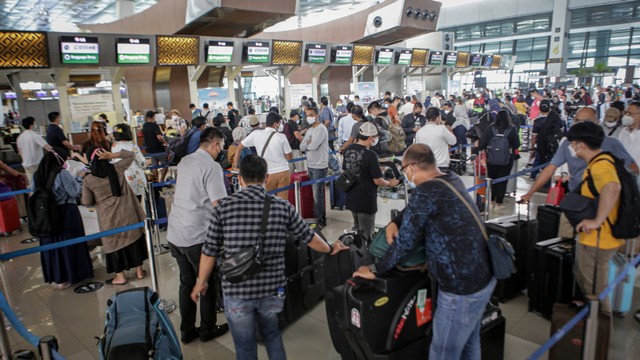 Sejumlah penumpang pesawat mengantre di loket lapor diri di area Terminal 3 Bandara Internasional Soekarno Hatta, Tangerang, Banten, Jumat (17/12/2021). Foto: Fauzan/ANTARA FOTO