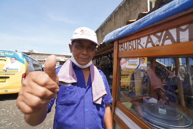 Pedagang bubur doakan Airlangga Hartarto jadi Presiden 2024. Foto: Dok. Tim Sukses Airlangga Hartarto