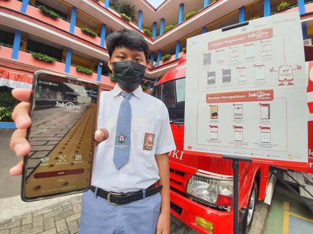 Pelajar di DKI Jakarta menunjukan aplikasi Jak One milik Bank DKI.  Foto: Dok. Istimewa