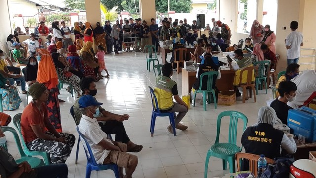 Suasana vaksinasi warga Palasa Parigi Moutong, Sulawesi Tengah, Sabtu (18/12). Foto: Diskominfo