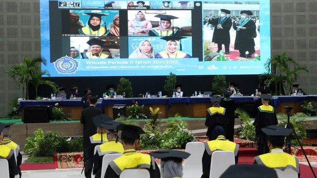 582 Wisudawan Universitas Muhammadiyah Surakarta Raih Predikat Cum Laude (205795)