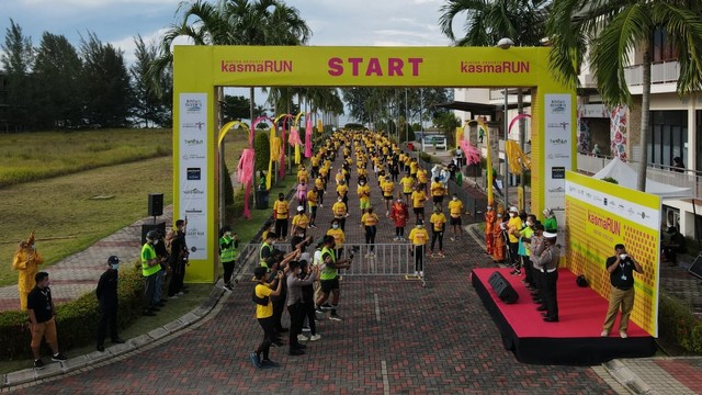 Para peserta 'KasmaRUN' bersiap memulai berlari. Foto: Milyawati/kepripedia.com.