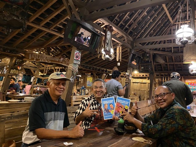 Dr Aqua Dwipayana saat menyerahkan dua buku terbaru karyanya yang "super best seller" kepada Anto Prabowo di resto Bakmi Mbah Gito Yogyakarta. Disaksikan Deputi Kepala OJK Yogyakarta Budi Saptono. dok