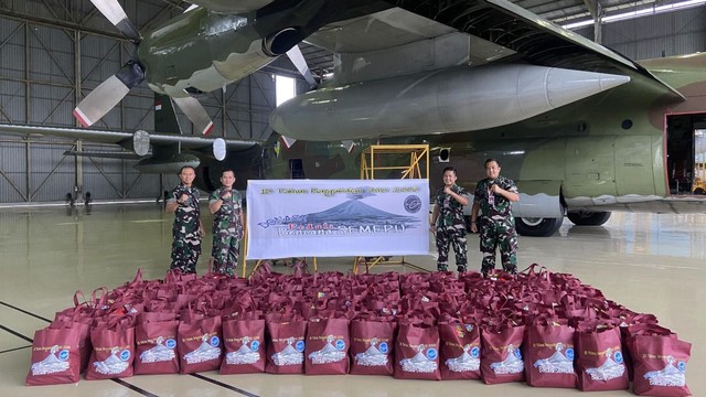 Alumni Akademi Angkatan Udara 2006 (Dirgantara Pasha) memberikan bantuan 5 ton sembako kepada korban erupsi Gunung Semeru. Foto: Alumni AAU