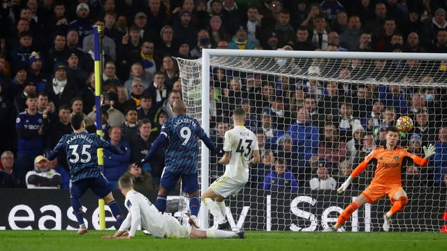 Pemain Arsenal Gabriel Martinelli mencetak gol pertama ke gawang Leeds United di Elland Road, Leeds, Inggris, Sabtu (18/12). Foto: Action Images via Reuters/Jason Cairnduff