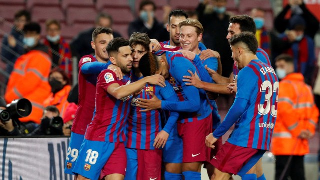 Pemain FC Barcelona Gavi merayakan gol kedua mereka dengan rekan satu timnya saat hadapi Elche di Stadion Camp Nou, Barcelona, Spanyol, Sabtu (18/12). Foto: Albert Gea/REUTERS