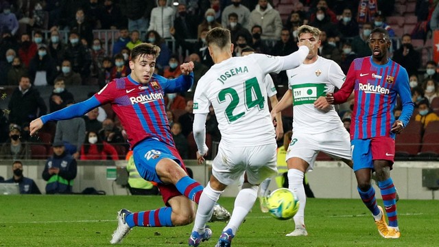 Pemain FC Barcelona Nico Gonzalez mencetak gol ketiga mereka saat hadapi Elche di Stadion Camp Nou, Barcelona, Spanyol, Sabtu (18/12). Foto: Albert Gea/REUTERS