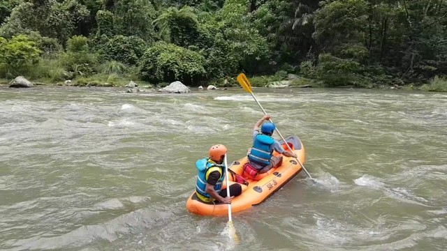 Tim pencarian korban di Sungai Lae Kombih, Subulussaalam. Foto: Yudiansyah/acehkini 