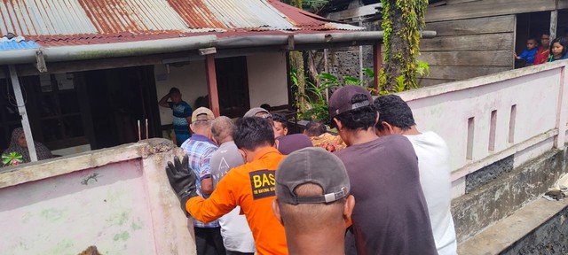 Proses evakuasi korban ke rumah duka di Desa Soasio, Galela, Halmahera Utara. Foto: Istimewa