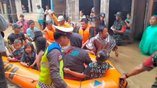BPBD mengevakuasi masyrakat yang terdampak banjir di Nias, Sumatera Utara. Foto: Dok. Istimewa