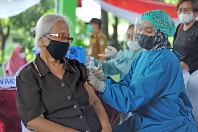Seorang warga lanjut usia (lansia) menerima suntikan vaksin COVID-19. Foto: Wahdi Septiawan/ANTARA FOTO