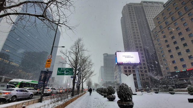 Kota Seoul, Korea Selatan saat hujan salju. Foto: Khiththati/acehkini