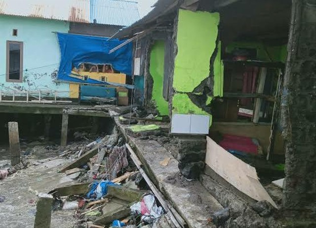 Salah satu rumah yang terkena dampak banjir rob atau gelombang tinggi di pesisir Sangaji, Kota Ternate. Foto: Istimewa