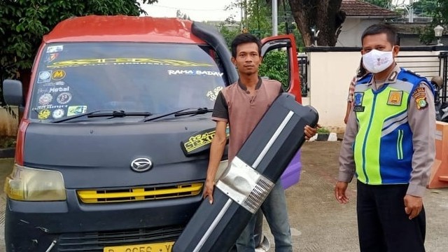 Angkot di Cikarang diminta copot lampu rotator. Foto: Instagram/polsek_cikarangutara